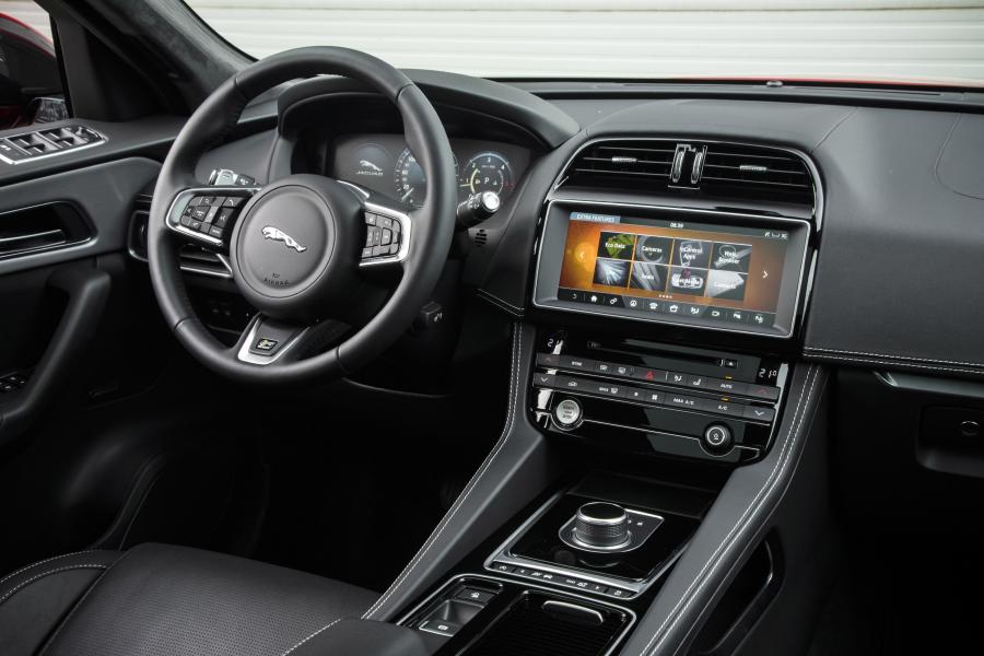  Jaguar F-Pace 20d AWD R-Sport 2016 года  (WW) (фото 10 из 30)